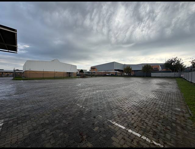 1,341M² WAREHOUSE TO LET IN HALFWAY HOUSE